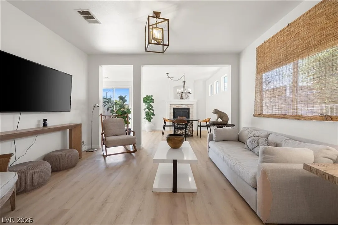 3 bed, 2.0 bath, 1389 sqft, $2,395 — Photo 4