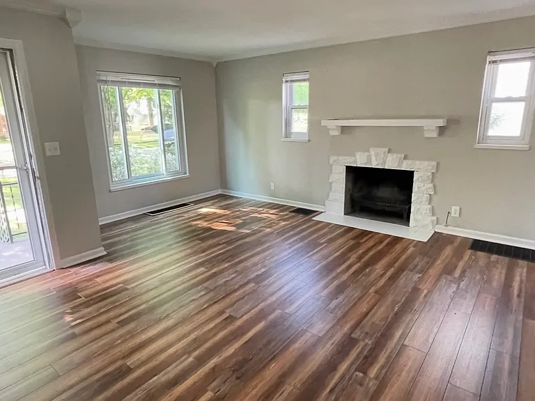 1008 Warwick Pl — Photo 2