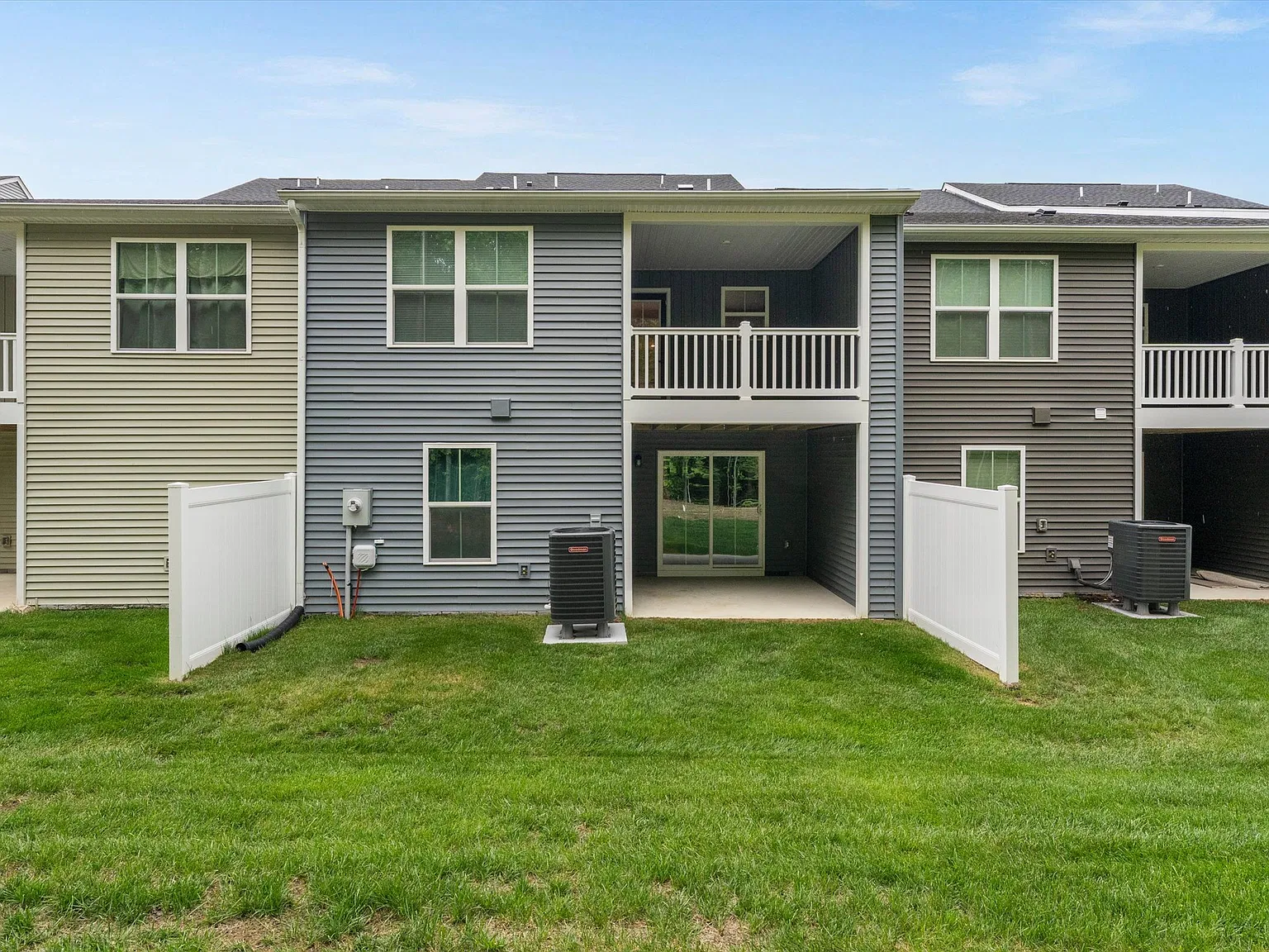 3 bed, 2.5 bath, 1551 sqft, $2,500 — Photo 3