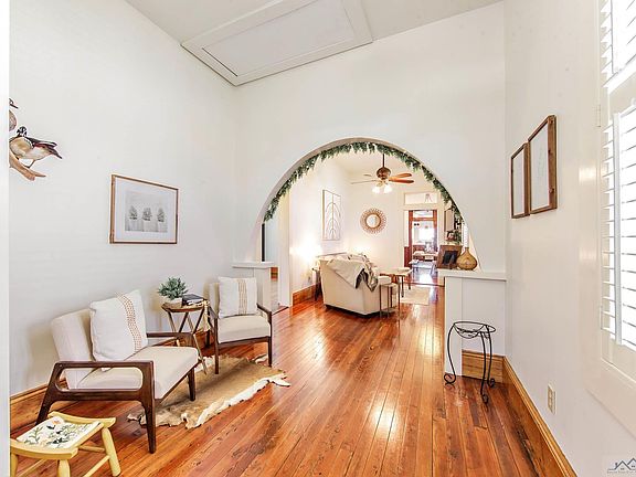 4th image of 828 Saint Philip St