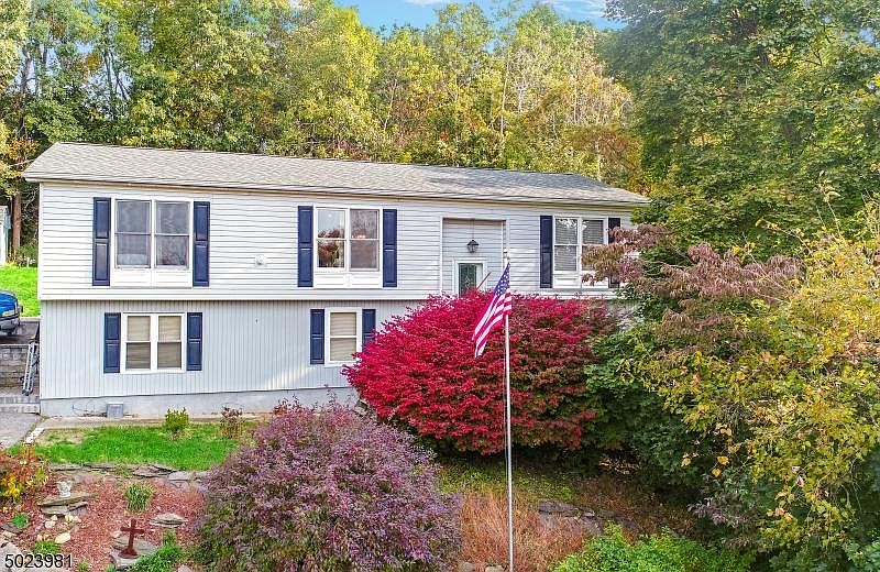 1st image of 81 Flower Ave