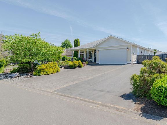 3rd image of 1085 Tara Cres