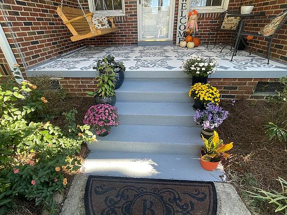 2nd image of 127 Laurel Ave W