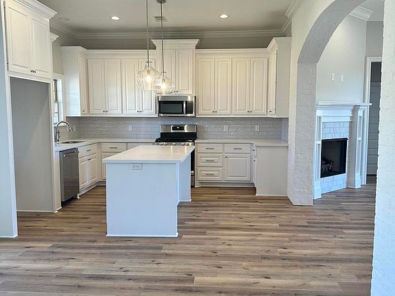 4th image of 913 Glenwild Cir