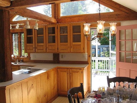 D.R. with skylights and triangle windows