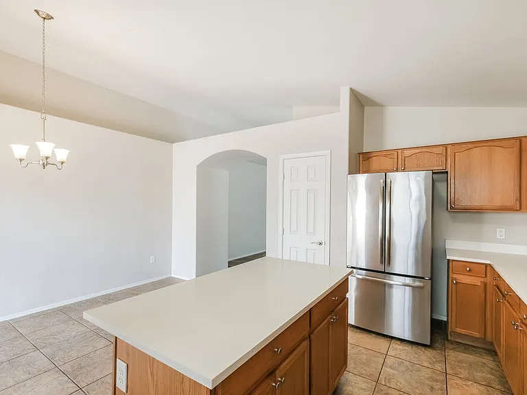 1114 E Fraktur Rd — Photo 7