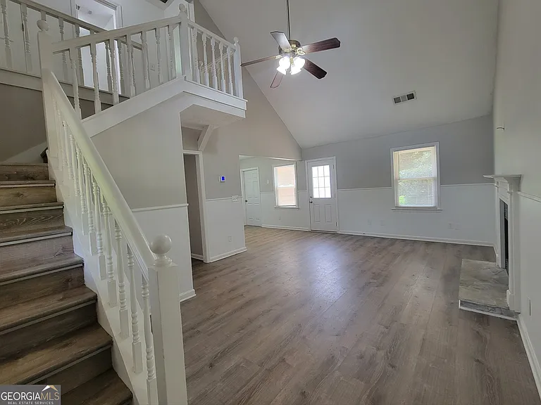 611 Leigh Ct — Photo 3