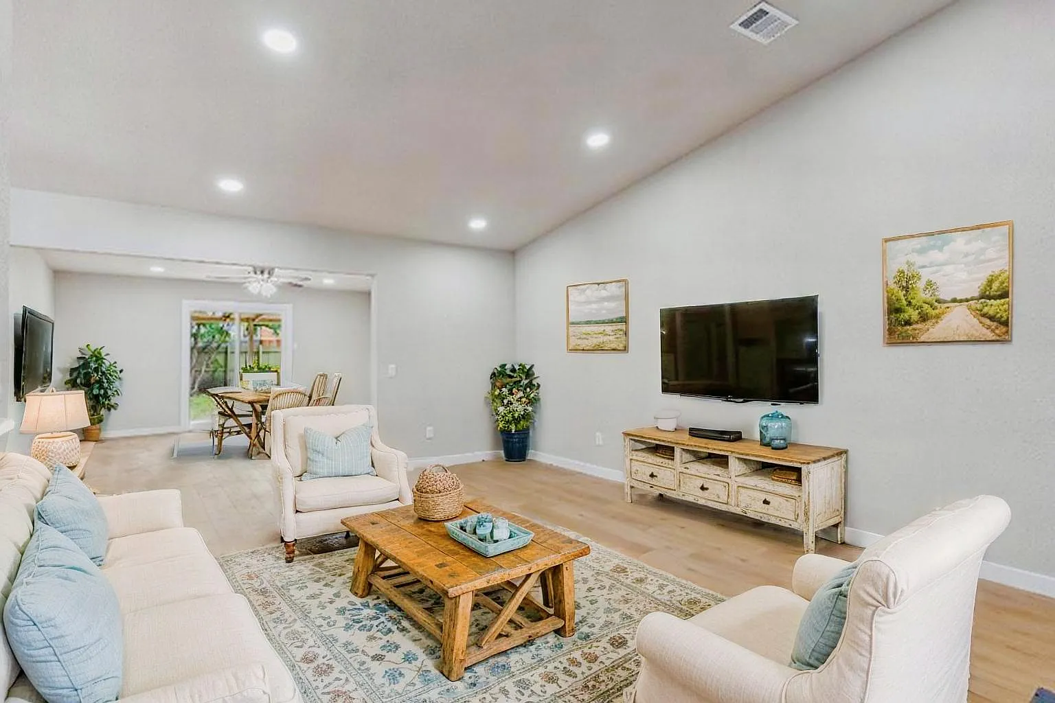 4 bed, 2.0 bath, 2092 sqft, $1,139 — Photo 4