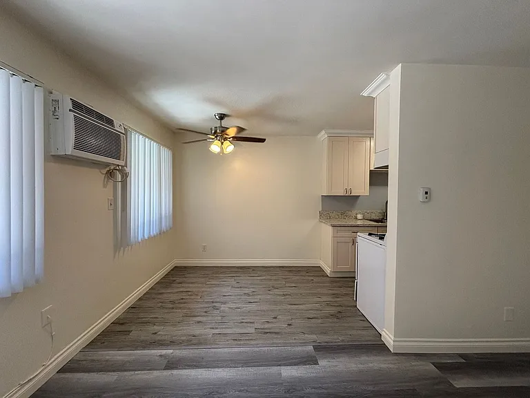 526 E Windsor Rd — Photo 6