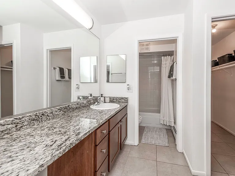Barrington Lakes Apartments — Photo 32