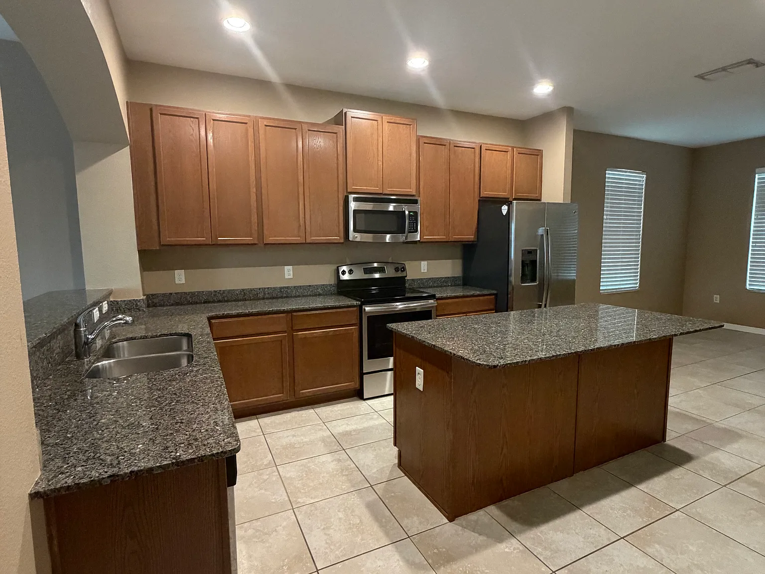 3 bed, 2.5 bath, 1828 sqft, $2,300 — Photo 3