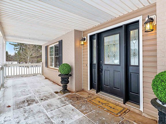 3rd image of 663 Valleyfield Rd