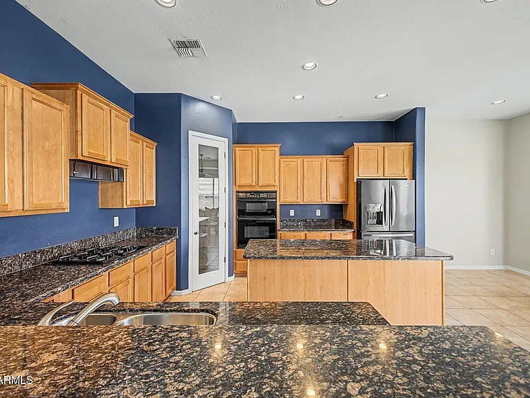 1902 E Desert Ln — Photo 16