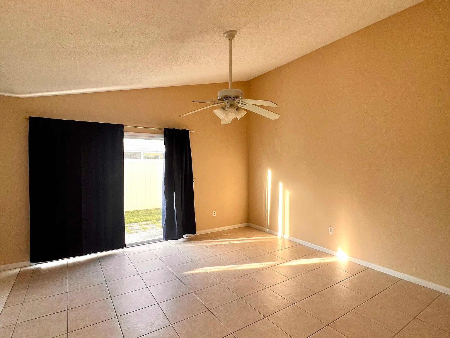 3 bed, 1070 sqft, $1,600 — Photo 4
