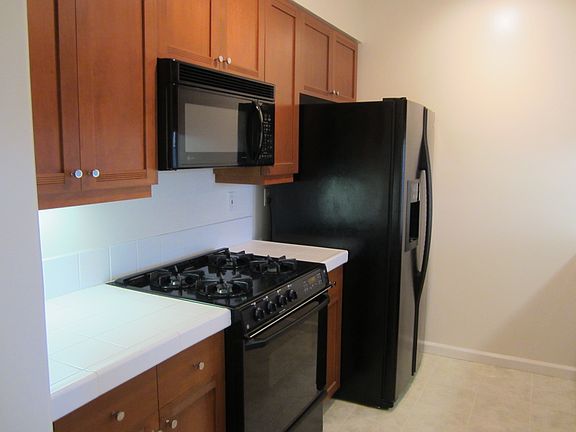 Kitchen w. Stove & Fridge
