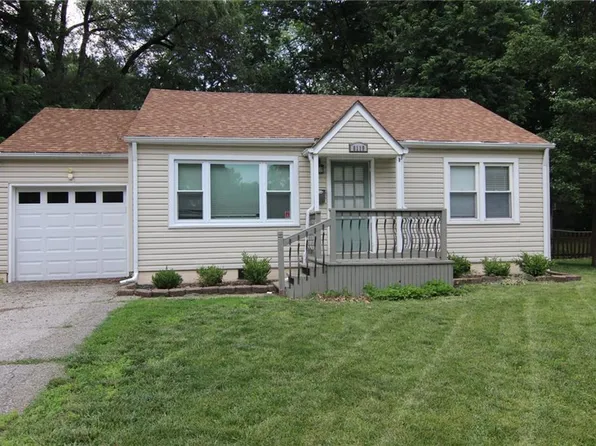 8119 Mackey St, Overland Park, KS 66204
