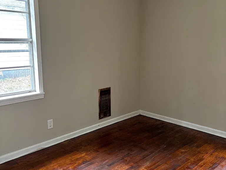 916 Greenwood St — Photo 6