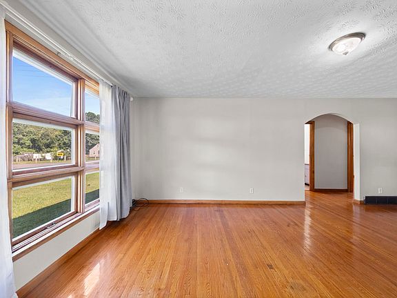 2nd image of 302 Teague Dr