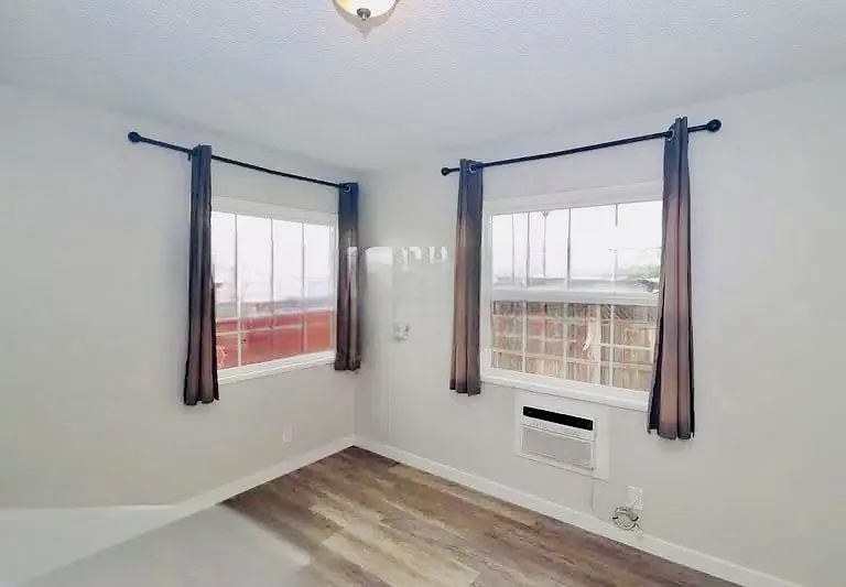 4834 Castle Ave #4 — Photo 5