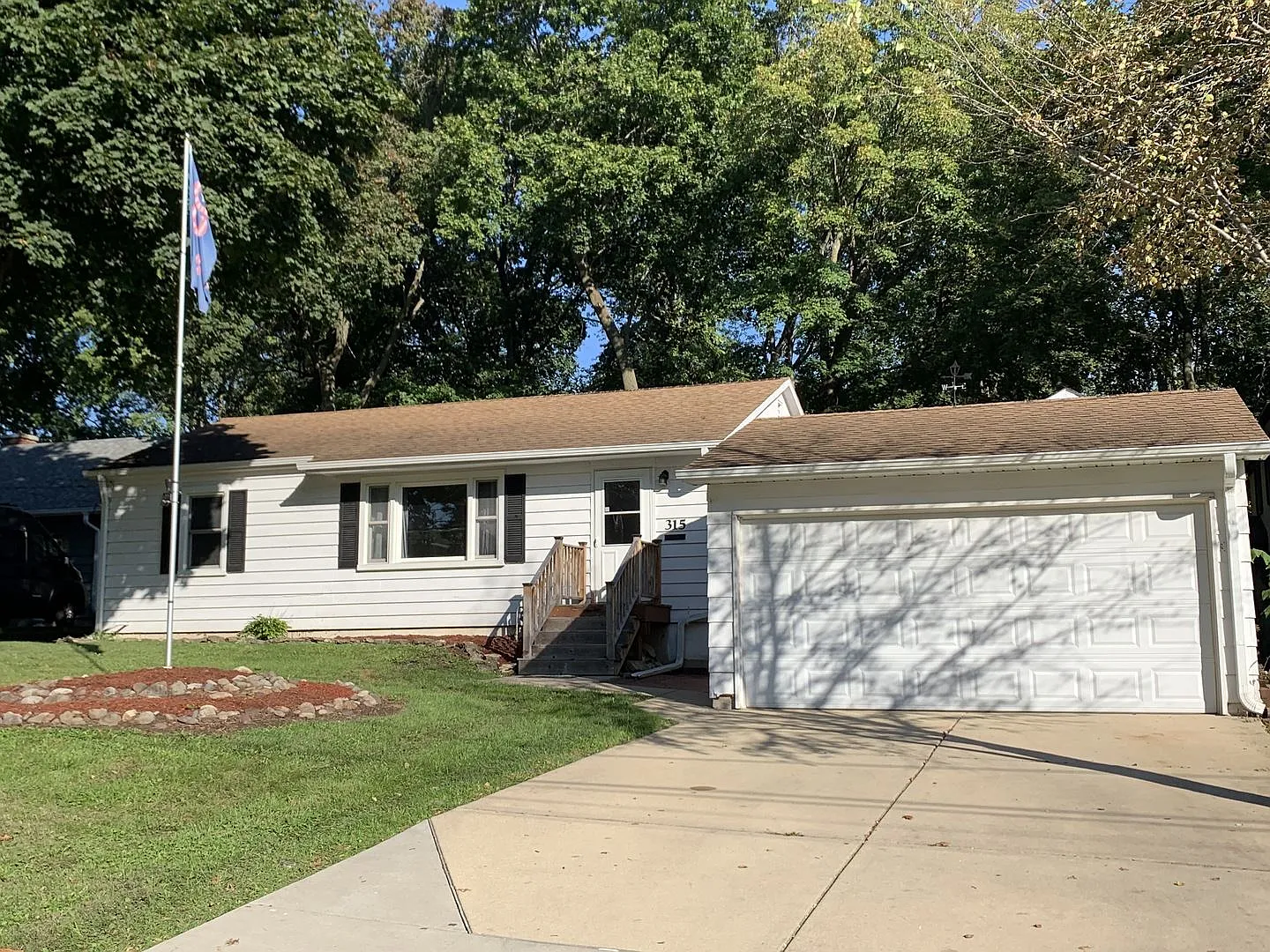 315 Illinois Ave photo 1