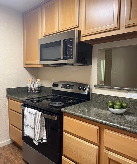 Live Oak Apartments — Photo 6