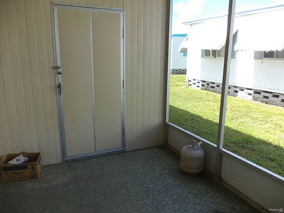SIDE SCREEN ROOM