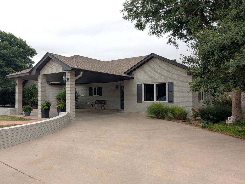 1718 W 9th St, Friona, TX - View 3