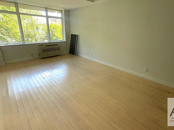 3rd image of 601 Ocean Pkwy #6