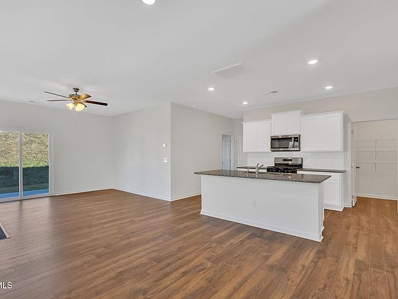 3rd image of 82 Ollie St