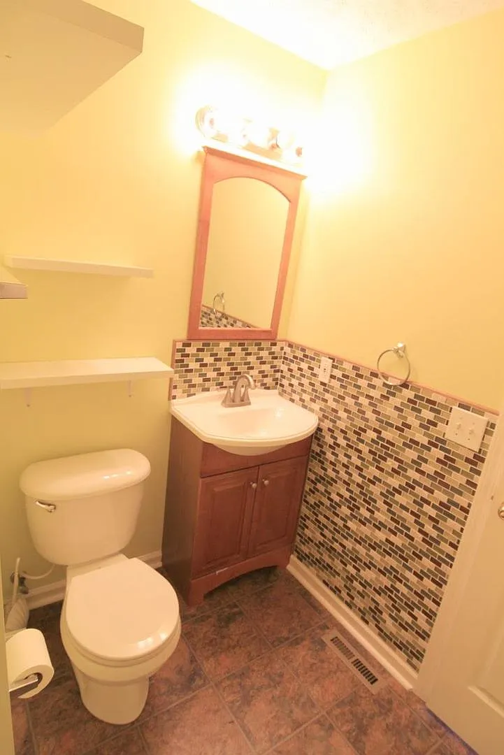 Coming Soon! 4 Bedroom 2 Bath Over 1500 Sq Feet. Large Yard. $1795 Per Month. — Photo 2