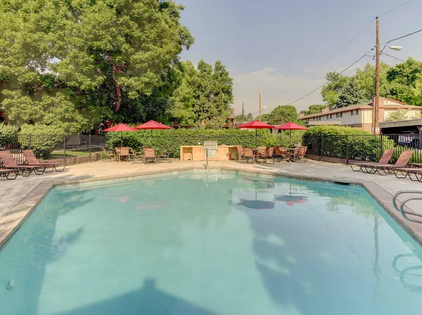 Applewood Crest Townhomes & Apartments
