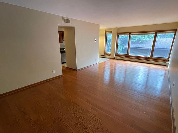 2nd image of 633 Robert St S APT 206