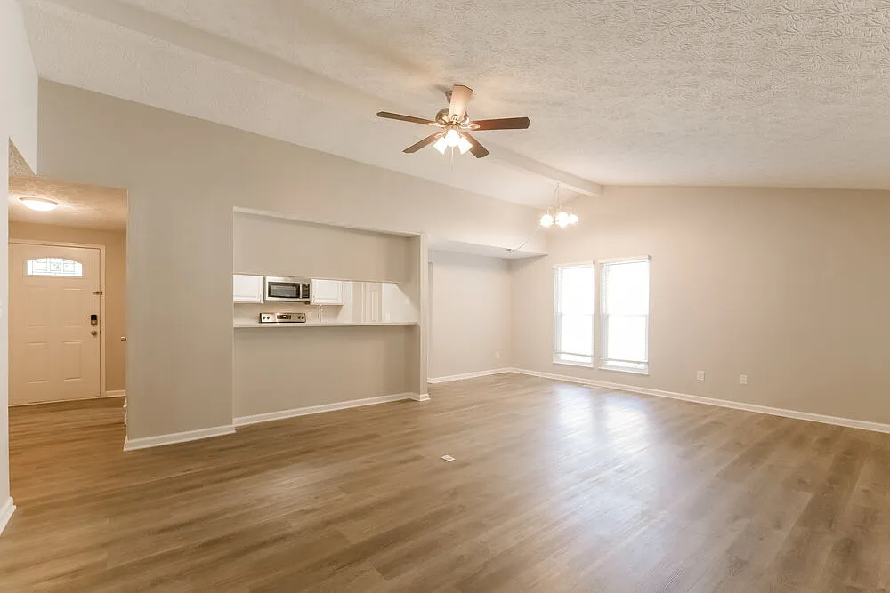 3 bed, 2.0 bath, 1360 sqft, $2,045 — Photo 4