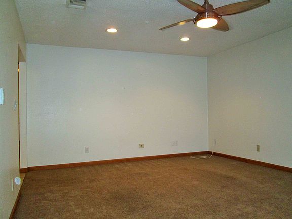 4th image of 553 E Sycamore Dr