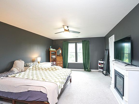 5th image of 236 Queensbury Ct