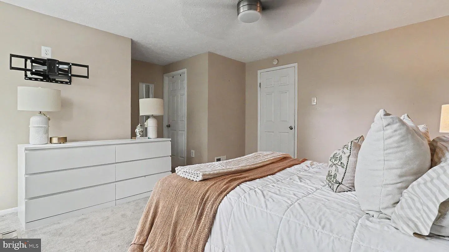 3 bed, 2.5 bath, 1220 sqft, $3,500 — Photo 3