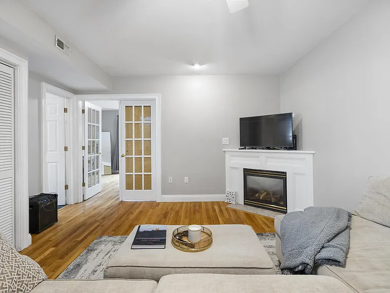 734 E 6th St #3 — Photo 1