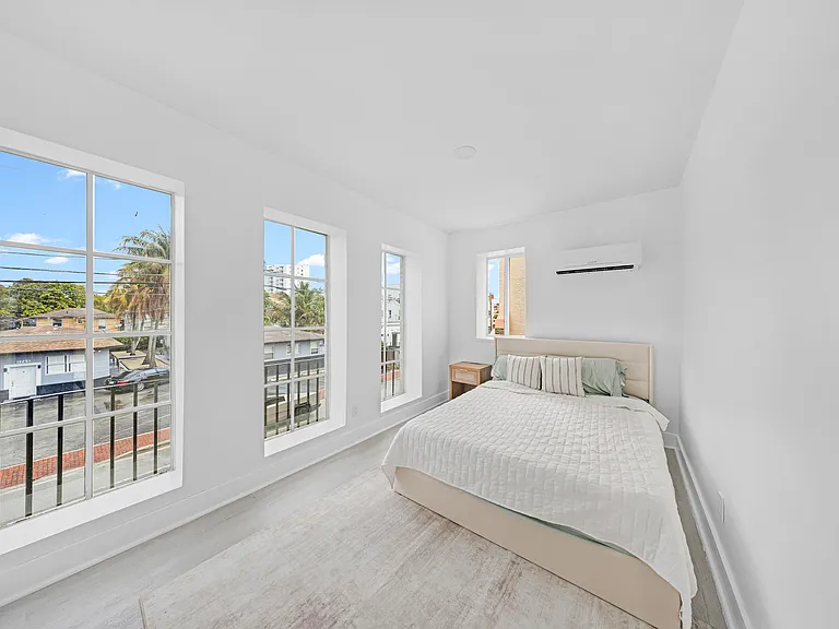 1260 SW 6th St — Photo 40