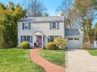 24 Smith St, Glen Head, NY 11545