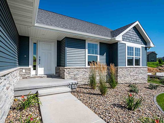 3rd image of 1004 Iris Ave