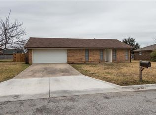 16 Rogers Cir, Krum, TX 76249