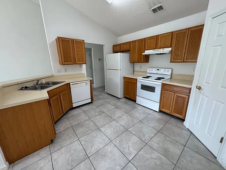 30 Rosecroft Ln #B — Photo 2