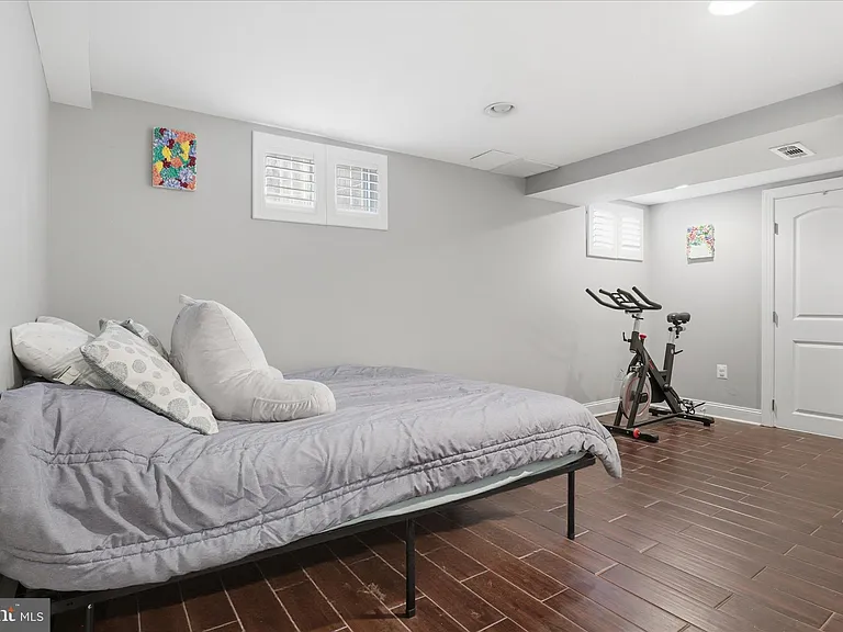 2147 S Oakland St — Photo 16