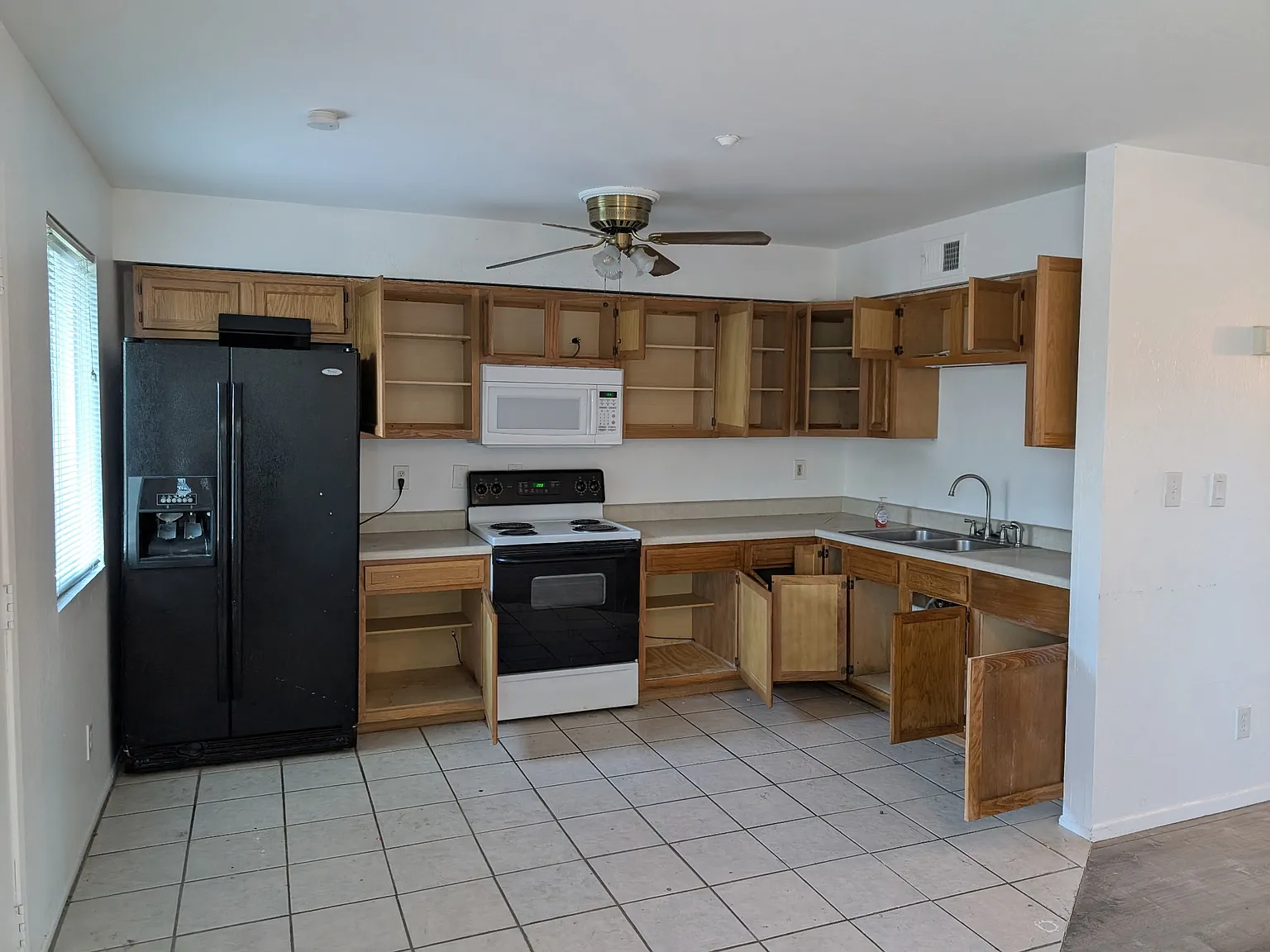 3 bed, 850 sqft, $1,300 — Photo 2