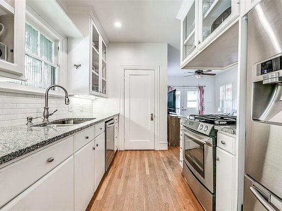 5th image of 402 Clermont Ave