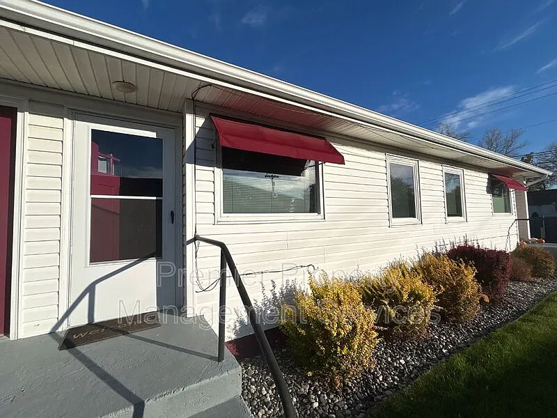 2 bed, 1.0 bath, 996 sqft, $1,295 — Photo 1