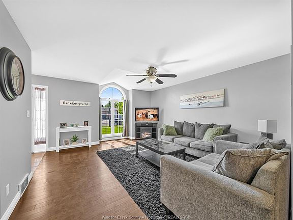 3rd image of 382 Thorn Ridge Cres