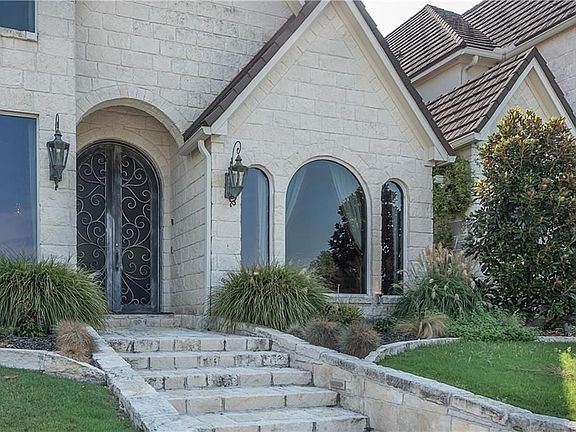 4th image of 2401 Versailles Dr