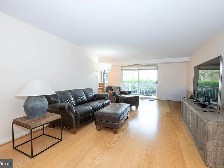 1637 Oakwood Dr #S122 — Photo 2