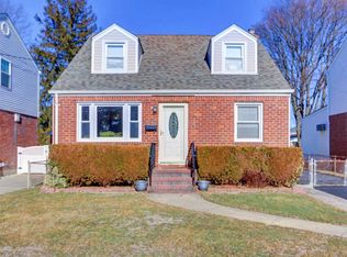 498 Helen Rd, Mineola, NY 11501